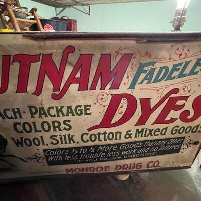 Putnam Dyes vintage store display / wooden 