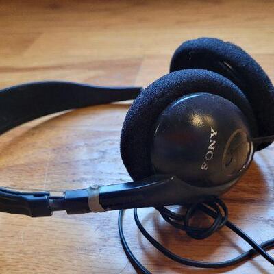 Lot 328: Vintage AIWA Tape Player FM/AM Radio w/ Headphones 