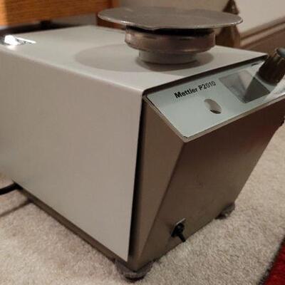 Lot 404: Vintage METTLER P2010 PRECISION Weight Scale 2000g Max 