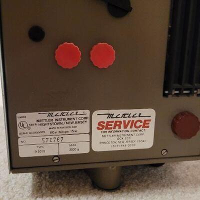 Lot 404: Vintage METTLER P2010 PRECISION Weight Scale 2000g Max 