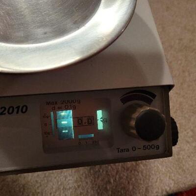 Lot 404: Vintage METTLER P2010 PRECISION Weight Scale 2000g Max 