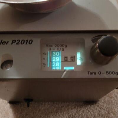 Lot 404: Vintage METTLER P2010 PRECISION Weight Scale 2000g Max 