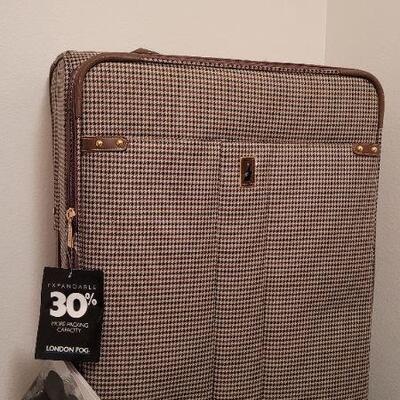 Lot 408: New LONDON FOG Houndstooth Pattern Travel Suitcase (matching cosmetic luggage will be in Auction 3)