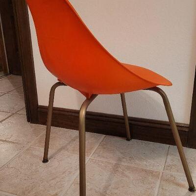 Lot 428: Vintage Mid Century Modern THE SHAMROCK Shell Bucket Chair 