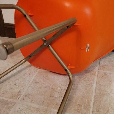 Lot 428: Vintage Mid Century Modern THE SHAMROCK Shell Bucket Chair 