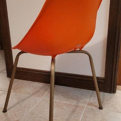 Lot 428: Vintage Mid Century Modern THE SHAMROCK Shell Bucket Chair 