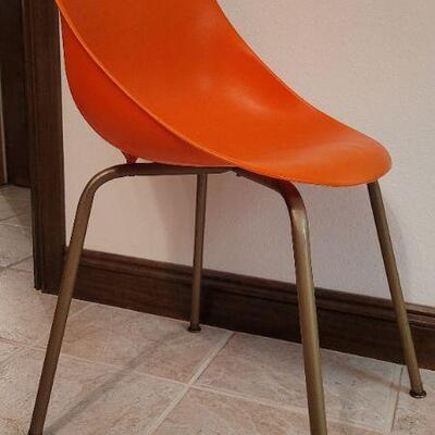 Lot 428: Vintage Mid Century Modern THE SHAMROCK Shell Bucket Chair 