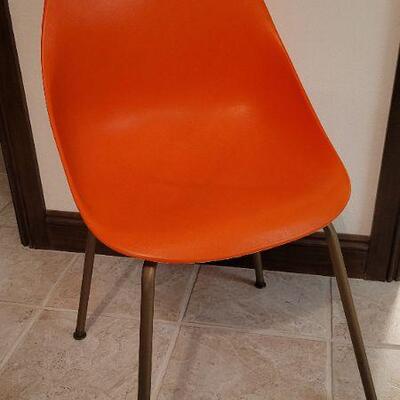 Lot 428: Vintage Mid Century Modern THE SHAMROCK Shell Bucket Chair 