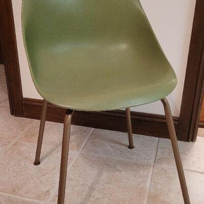 Lot 429: Vintage Mid Century Modern THE SHAMROCK Shell Bucket Chair 
