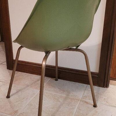Lot 429: Vintage Mid Century Modern THE SHAMROCK Shell Bucket Chair 