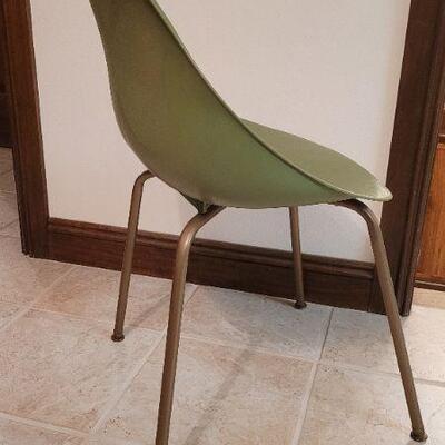 Lot 429: Vintage Mid Century Modern THE SHAMROCK Shell Bucket Chair 