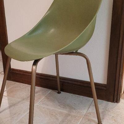 Lot 429: Vintage Mid Century Modern THE SHAMROCK Shell Bucket Chair 