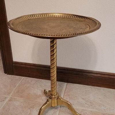 Lot 430: Vintage Metal Side Table 21.5" x 15.5" 