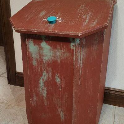 Lot 432: Vintage Handpainted TATERS Box Flip Top Lid