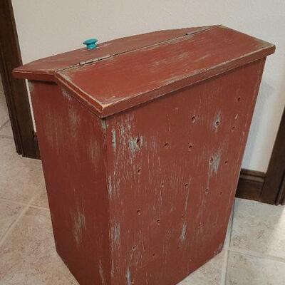 Lot 432: Vintage Handpainted TATERS Box Flip Top Lid