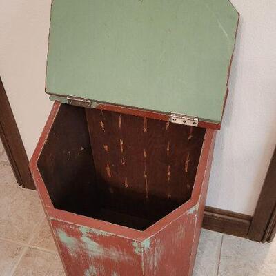 Lot 432: Vintage Handpainted TATERS Box Flip Top Lid