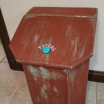 Lot 432: Vintage Handpainted TATERS Box Flip Top Lid