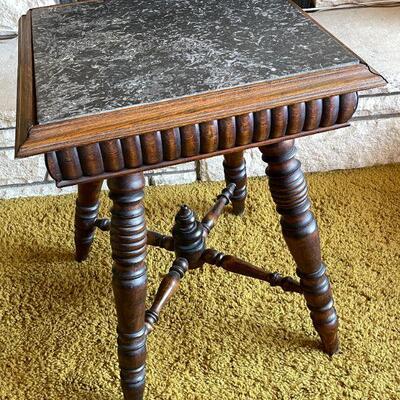 LOT 20  ANTIQUE  WALNUT VICTORIAN BLACK MARBLE TOP SQUARE FERN STAND PARLOR TABLE 
