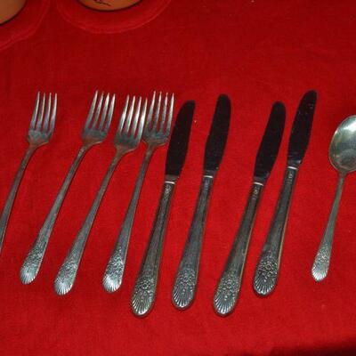 LOT 609 HOME DECOR AND FLATWARE