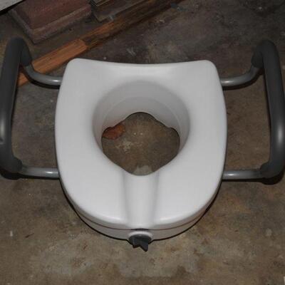 Toilet seat riser with arms