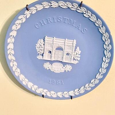 LOT 30  GROUP OF 2 WEDGEWOOD PLATES BLUE & WHITE CHRISTMAS 1981