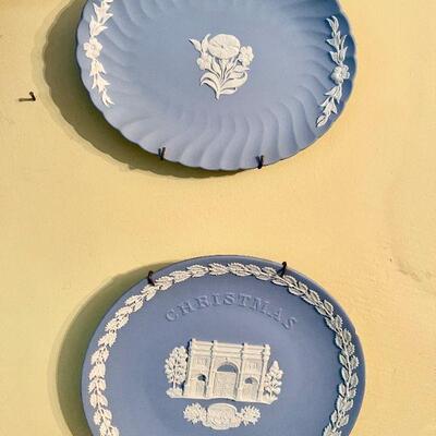 LOT 30  GROUP OF 2 WEDGEWOOD PLATES BLUE & WHITE CHRISTMAS 1981