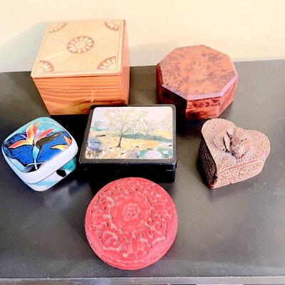LOT 35  MIXED GROUP OF TRINKET BOXES 