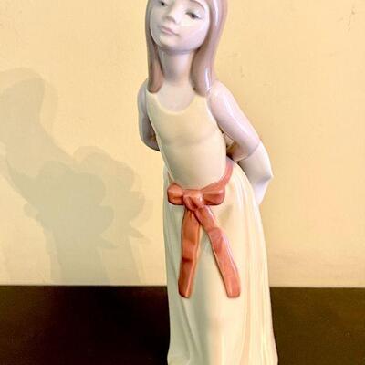 LOT 38  LLADRO NAUGHTY GIRL WITH HAT #5006 