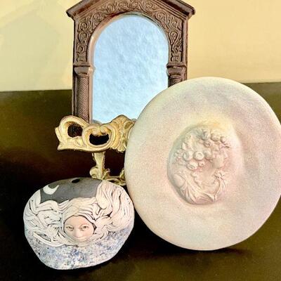 LOT 40  GROUP OF SMALL STONE ART PIECES + MINIATURE DECORATIVE MIRROR 