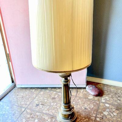LOT 47  VINTAGE BRASS COLUMN TABLE LAMP 