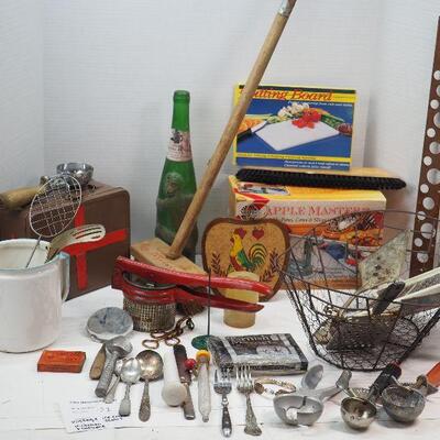 Lot 21 Vintage kitchen tools