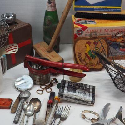 Lot 21 Vintage kitchen tools