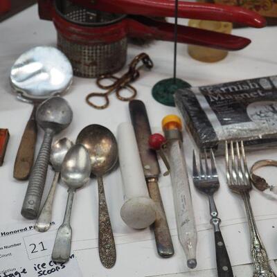 Lot 21 Vintage kitchen tools