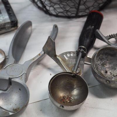 Lot 21 Vintage kitchen tools