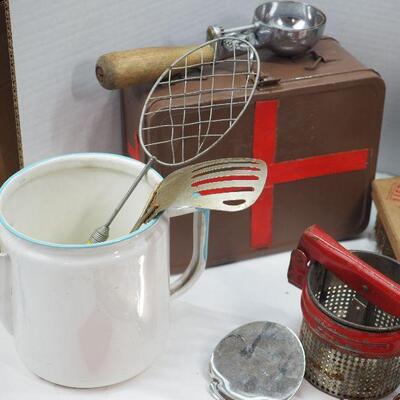 Lot 21 Vintage kitchen tools