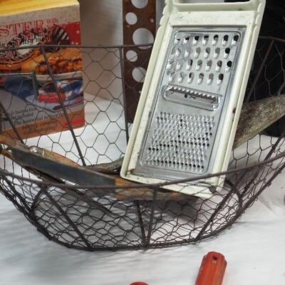 Lot 21 Vintage kitchen tools