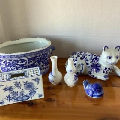 379 Blue and White Decorative Porcelain Items