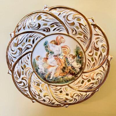 LOT 55  VINTAGE CAPODIMONTE DECORATIVE PLATE. CHERUBS 