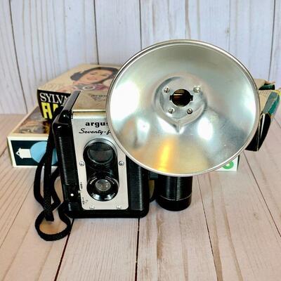 LOT 60   VINTAGE ARGUS SEVENTY-FIVE FILM CAMERA & FLASH BULBS