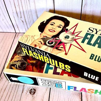LOT 60   VINTAGE ARGUS SEVENTY-FIVE FILM CAMERA & FLASH BULBS