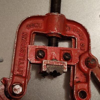 Lot 441: Vintage LITTLESTOWN Pipe Clamp Vise Tool 