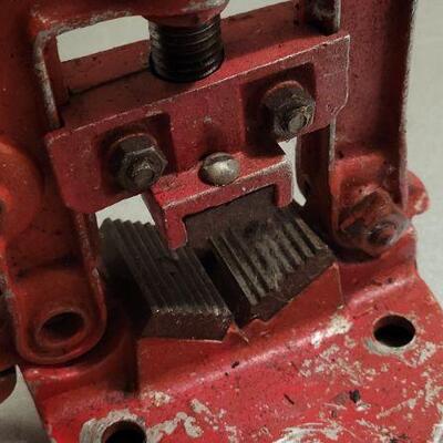 Lot 441: Vintage LITTLESTOWN Pipe Clamp Vise Tool 