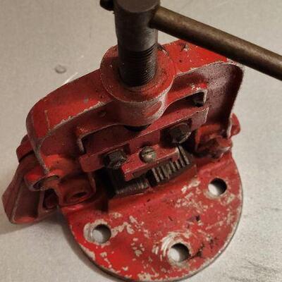 Lot 441: Vintage LITTLESTOWN Pipe Clamp Vise Tool 
