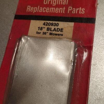 Lot 466: (2) New MURRAY Lawnmower Blades 