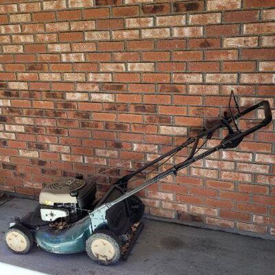 Lot 476: CRAFTSMAN 21" 6.5 Horsepower Single Drive Mulching Lawnmower w/ Bag