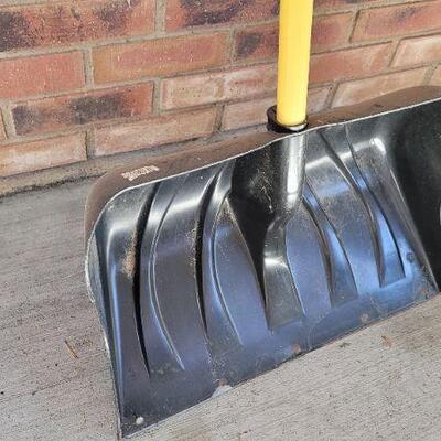 Lot 479: Steel Core Handle Snow Shovel 