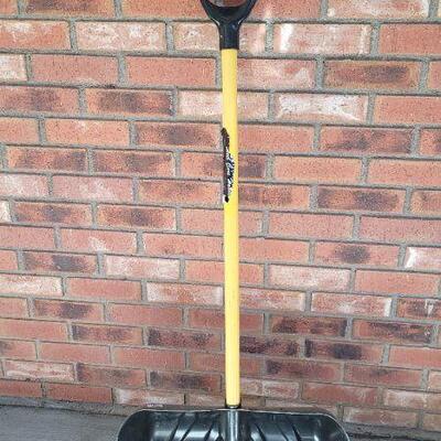 Lot 479: Steel Core Handle Snow Shovel 