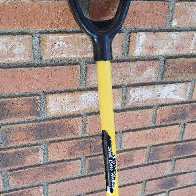 Lot 479: Steel Core Handle Snow Shovel 