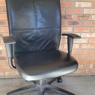 Lot 486:TURNSTONE Black Leather Office Chair 