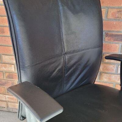 Lot 486:TURNSTONE Black Leather Office Chair 